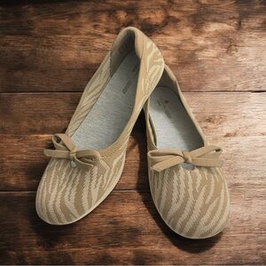 Clarks Cloudsteppers Knit Bow Flats Carly Hope Sand Tiger size 8M